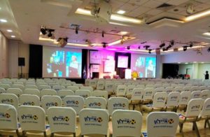 סוכנת ביטוח